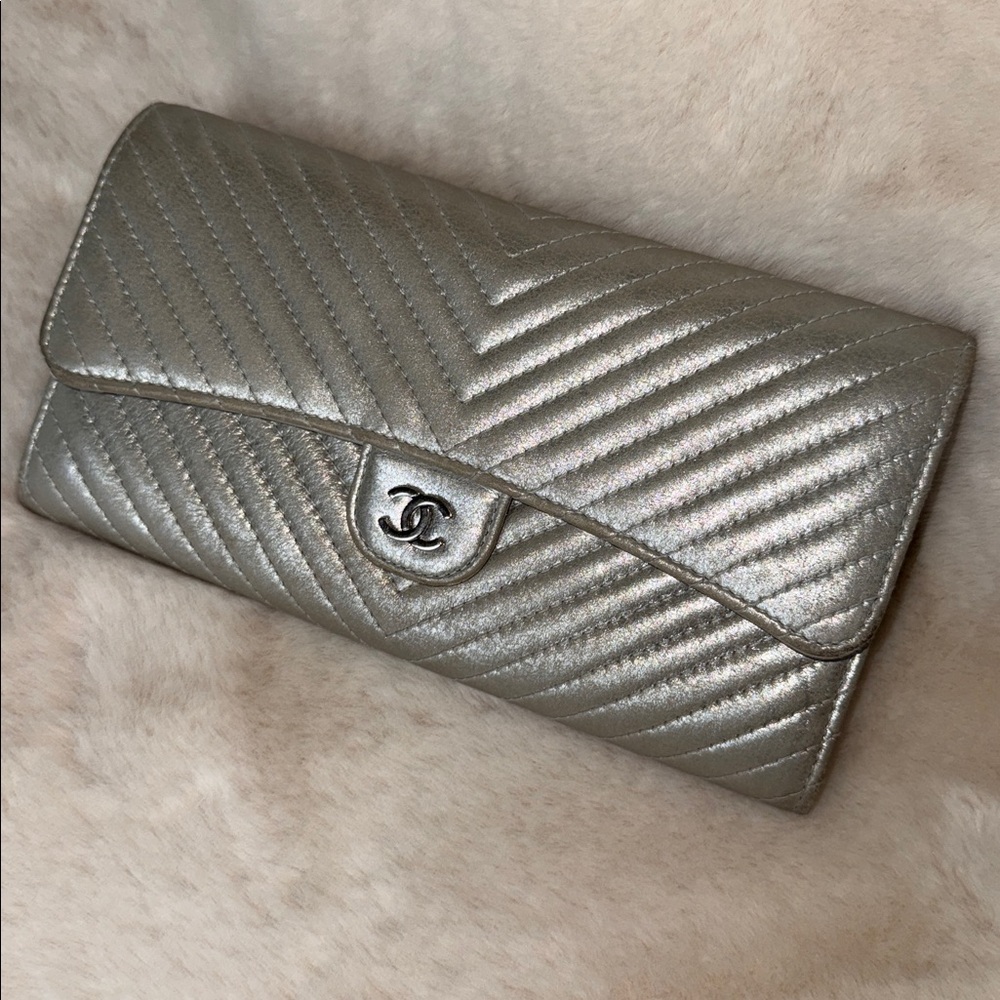 Chanel Chevron Quilted Flap Metallic Silver Wallet - Picture 7 of 17